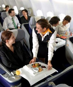 MENÚ. Una azafata de Lufthansa sirve la comida. / SUR
