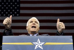 RECURSOS. El candidato republicano McCain se dirige a sus seguidores en una de sus últimas intervenciones de campaña. / AP