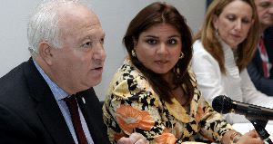 RESPALDO. Moratinos y su homóloga de El Salvador, Marisol Argueta, que apoya la pretensión española en la cumbre del G-20. / EFE