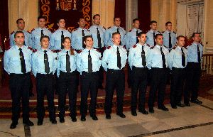 POLICÍAS. Como han hecho ya muchos melillenses en los últimos años, 170 jóvenes aspiran a ingresar en el cuerpo municipal. / SUR