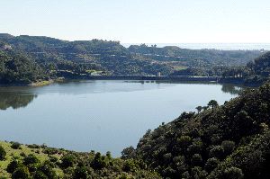 A REBOSAR. Imagen del también llamado embalse del río Verde, entre Marbella e Istán, que podría abrir sus esclusas si sigue lloviendo. / JOSELE-LANZA
