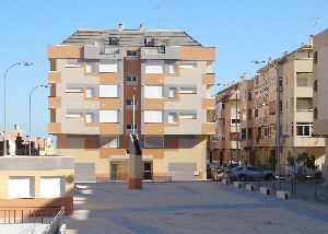 ULTRABARATAS. La promoción está integrada por dos bloques idénticos de viviendas sociales. / BEGOÑA RUBIO