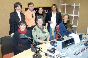 PUNTO RADIO. El edil de Igualdad, ayer con representantes de las asociaciones de mujeres. / E. C.