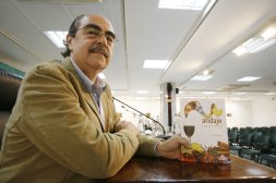 Jesús García Gallego, ayer, con su libro sobre gastronomía y vino./ SALVADOR SALAS