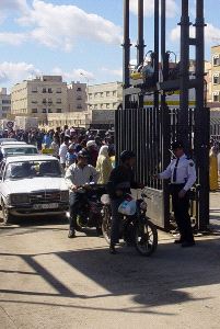 Un marroquí corta con una botella rota la cara de un subinspector que estaba en frontera