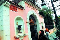 El reclamo para los transeúntes se ha colocado en la puerta de Villa Ángeles, en pleno Ricardo Soriano. /JOSELE-LANZA