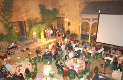 Una fiesta con cena en el restaurante Babilonia. /J-L