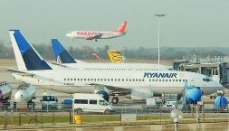 De varias compañías de bajo coste, que esperan en la pista del aeropuerto de Málaga. / SUR