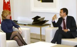 Zapatero y Esperanza Aguirre, durante la reunión de ayer en La Moncloa. / EFE