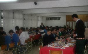 ANTIGUOS ALUMNOS. No faltó el tradicional almuerzo donde charlar con los profesores. / SUR