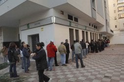 Colas de parados que aguardan para realizar trámites o sellar el desempleo en las oficinas del Inem de Marbella. / JOSELE-LANZA