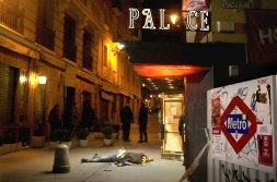 Una de las víctimas yace frente a la discoteca Heaven de Madrid. / EFE