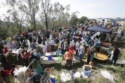 Más de cinco mil personas se acercaron a la fiesta celebrada ayer en Lagarillo Blanco, en el monte de San Antón./ ANTONIO SALAS