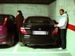 Los coches quedan a escasos centímetros y no se puede entrar en ellos. / PEDRO J. QUERO
