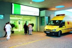 Una avalancha de pacientes por el frío deja sin camas el Hospital Clínico