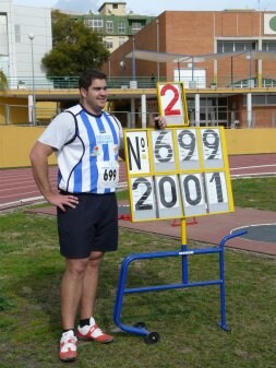 Borja Vivas posa con su nuevo récord.