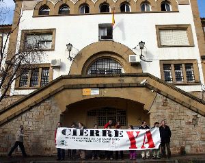 CONCENTRACIÓN. Integrantes de la Apdha y Algeciras Acoge en la antigua cárcel. / ANDRÉS CARRASCO