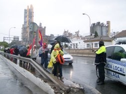 A pesar de la persistente lluvia, los asistentes completaron todo el recorrido. / E. C.