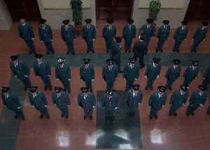 RECIBIMIENTO. Escobar saluda a los guardias civiles que se han incorporado a su puesto en la Comandancia de Melilla. / VENTURA GARCÍA