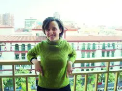 Marta Contreras, asomada al balcón de su casa en Fuengirola, se muestra feliz de contar su historia y animar a otros sordos. / M. D. T.
