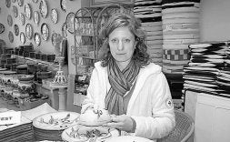Ivana Fernández, dependienta de El Rancho del Arte: «Los ingleses ya no vienen a comprar con el dinero en la mano»
