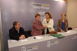 La alcaldesa, Salomé Arroyo, ayer con la consejera de Cultura, Rosa Torres, y los ediles de Urbanismo y Cultura. / EVA GUZMÁN