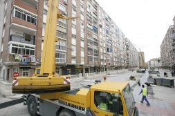 Una decena de grandes grúas permitirán que se trabaje en varios edificios a la vez. / ANTONIO SALAS