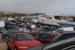 Almacena dos mil automóviles y medio millar de barcos decomisados en operaciones policiales. / JOSELE-LANZA