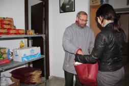 Fray José María prepara una bolsa de alimentos básicos para una familia. / A. F.