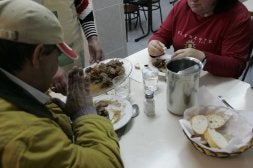 Se servirán cien almuerzos gratuitos diarios a los mayores durante nueve meses./ ARCHIVO