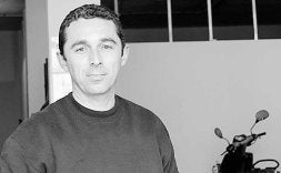 José Antonio Jaime trabaja en un taller en Fuengirola. / M. J.