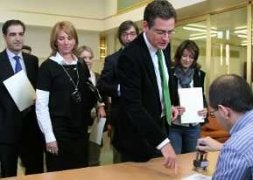 Basagoiti y los parlamentarios de su partido se acreditan. / T.