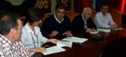 El concejal de Mercadillo, ayer con representantes de los vendedores y CC. OO.