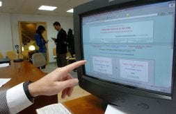 Se puede participar en subastas judiciales por Internet a través de la web del Ministerio de Justicia, aunque por ahora sólo funciona en Murcia. / VICENTE VIVAS