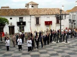 La procesión, a su entrada en la plaza de la Iglesia. /SUR El alcalde de San Roque, Fernando Palma, durante el recorrido. /SUR