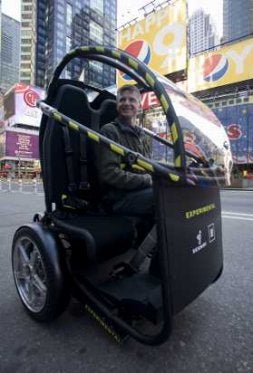 Un directivo de Segway, en el vehículo.