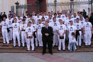 La imagen de la Virgen de las Lágrimas salió a hombros de estos jóvenes costaleros. / A. GARCÍA