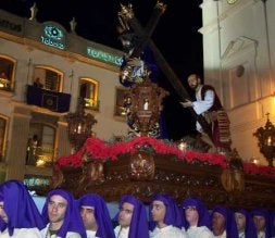 El Cirineo que acompaña al Nazareno estrenó ayer vestimenta, donada por Margot Iranzo.