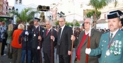 El alcalde, Salvador Domínguez, y el edil de Urbanismo, en la procesión.