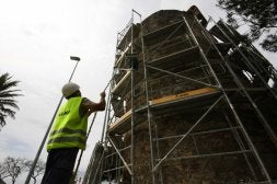 Uno de los trabajadores, junto a los andamios colocados en la torre. /JOSELE-LANZA