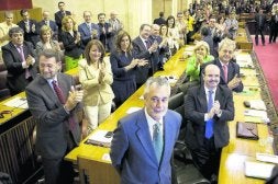 Griñán, complacido, recibe aplausos tras su designación como presidente de la Junta con los votos del PSOE . / EFE