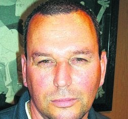 Gustavo Moya, conserje: «Los vecinos me piden sobre todo limpieza y amabilidad»