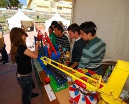 Alumnos del instituto Alta Axarquía de Periana muestran el funcionamiento de un puente levadizo./ E. G.