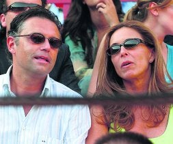 Lydia Bosch y su marido, en un festejo taurino en Córdoba. / ROLDÁN SERRANO