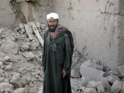 Un afgano observa los destrozos causados en Bala Baluk./ AFP