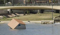 La casa de Mäkipää y Ulfarsson parece estar hundida en el río. / SALVADOR SALAS