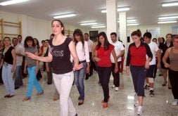Empresarios y comerciantes en la clase de baile. / SUR