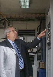 CONEXIÓN. El presidente Imbroda realizó el último trámite para que se vea allí la TDT. / SUR