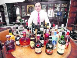 Estévez muestra los variados productos de su empresa. / F.A.