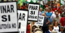 La protesta convocada por Verdemar contó con el respaldo de unos 500 ciudadanos. / A. CARRASCO